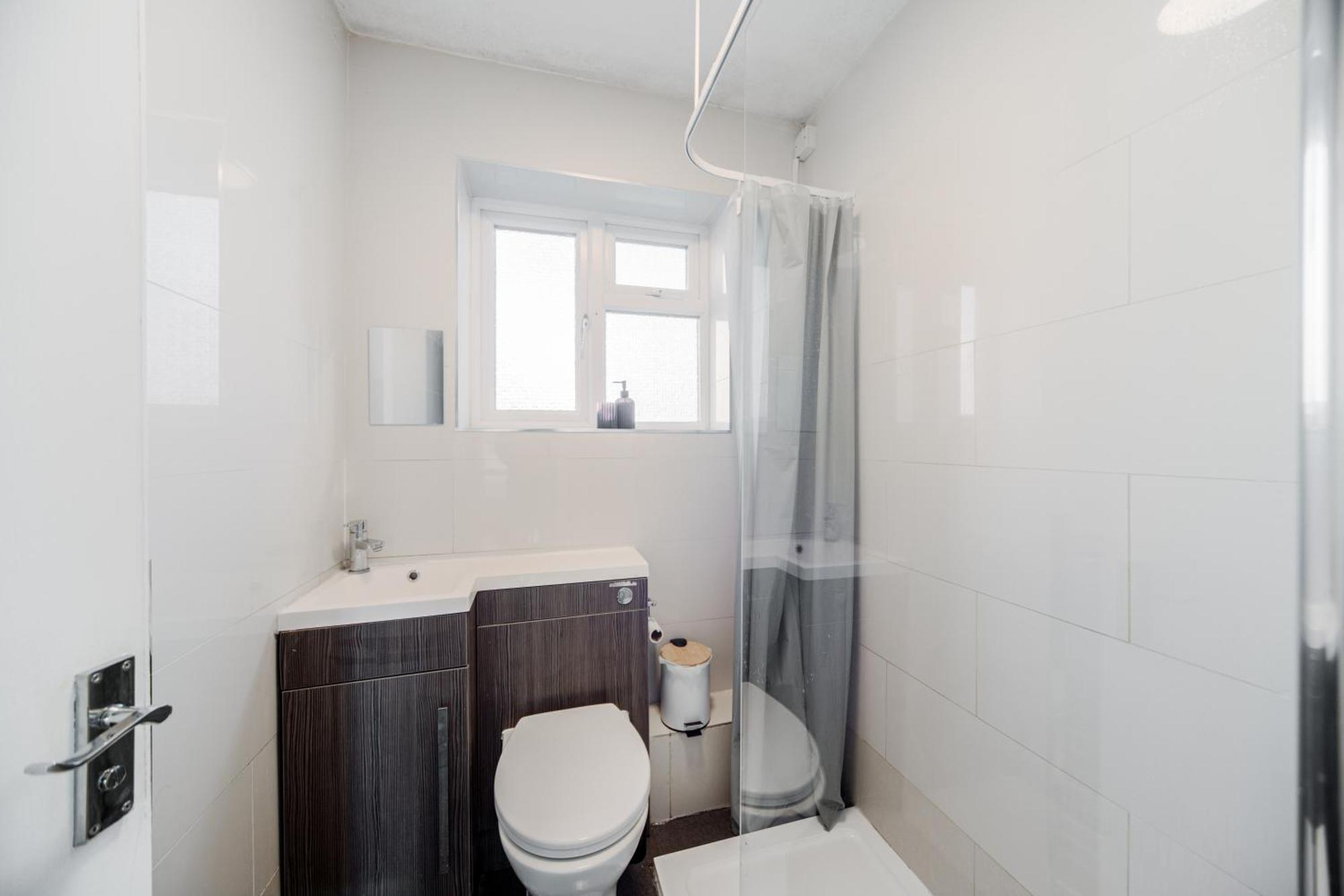 3 Bedroom Flat In Greater Apartment *