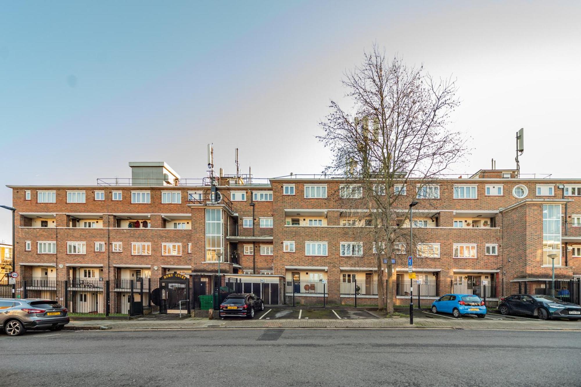 3 Bedroom Flat In Greater * London